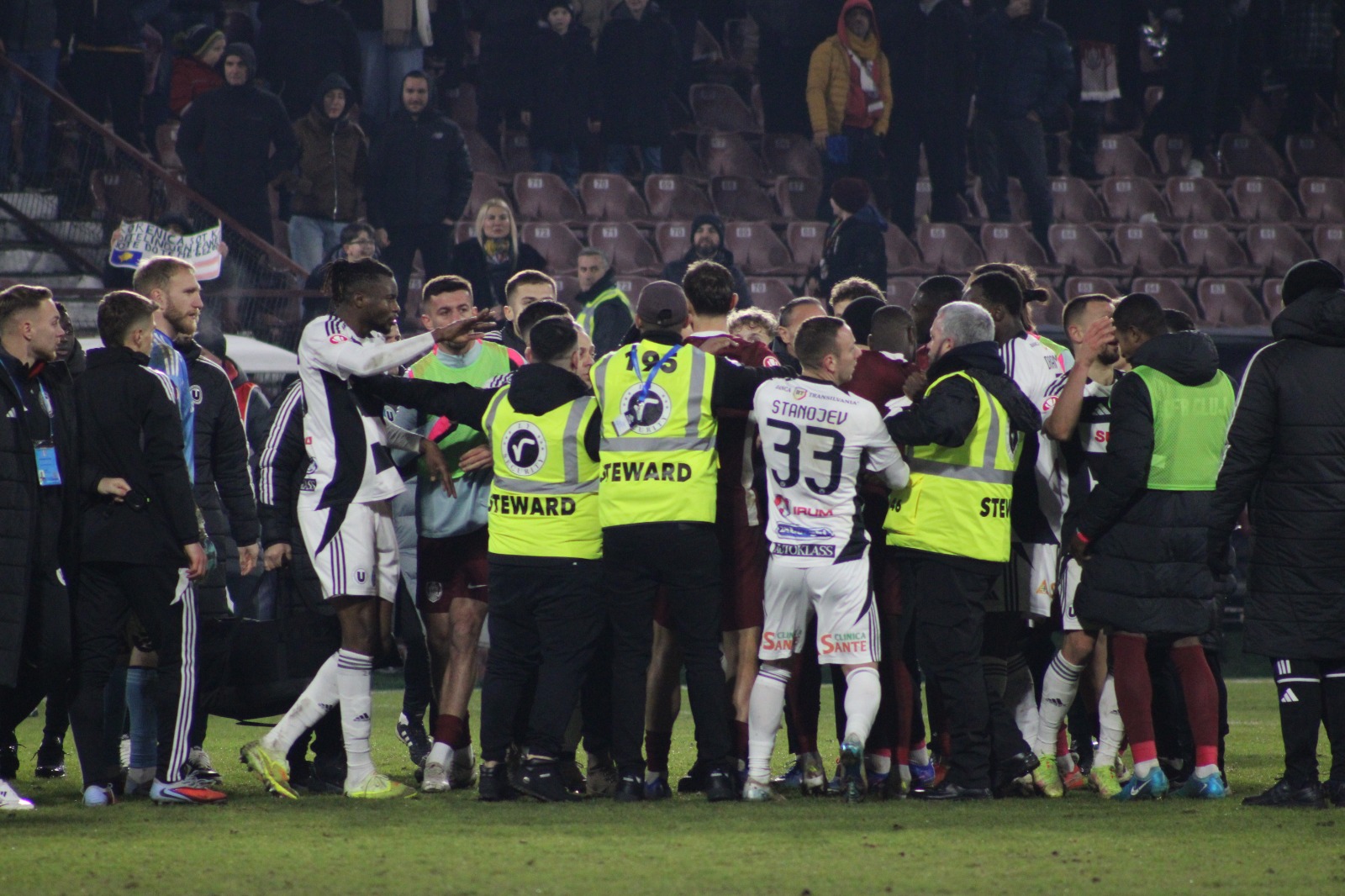 S-a lăsat cu scandal la finalul derby-ului de Cluj dintre CFR și „U” | Foto: Mădălina IVAN