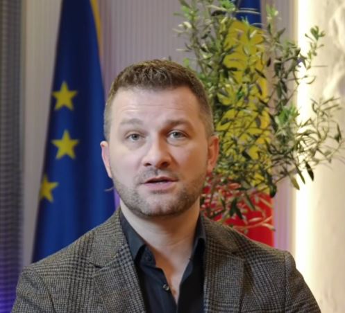 Cursuri în trei schimburi și durată redusă a orelor