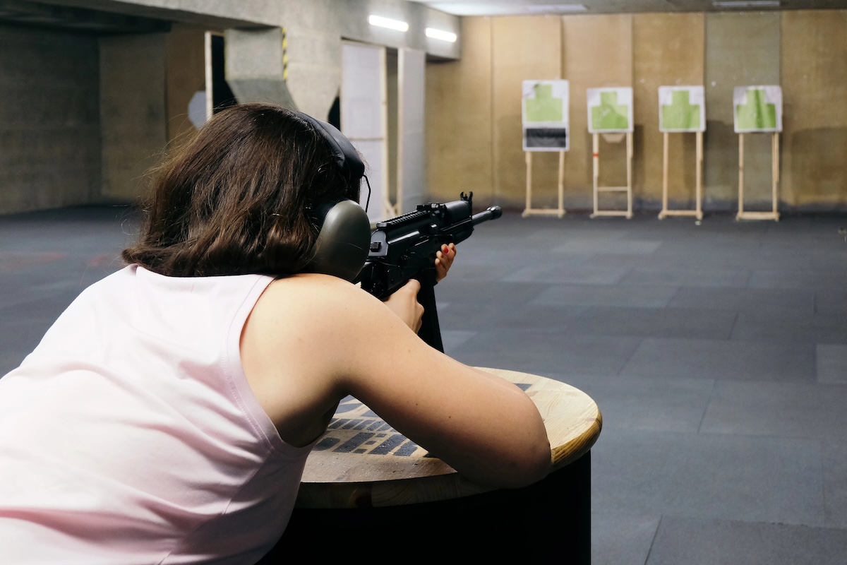 Aproape jumătate dintre români consideră că elevii trebuie să știe să tragă cu arma