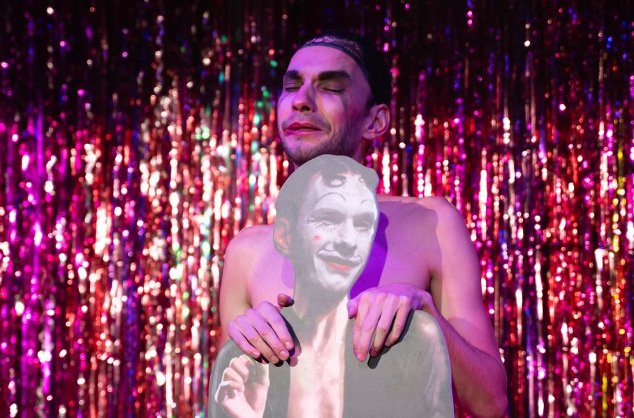 „Marile A – un cabaret despre adicții”