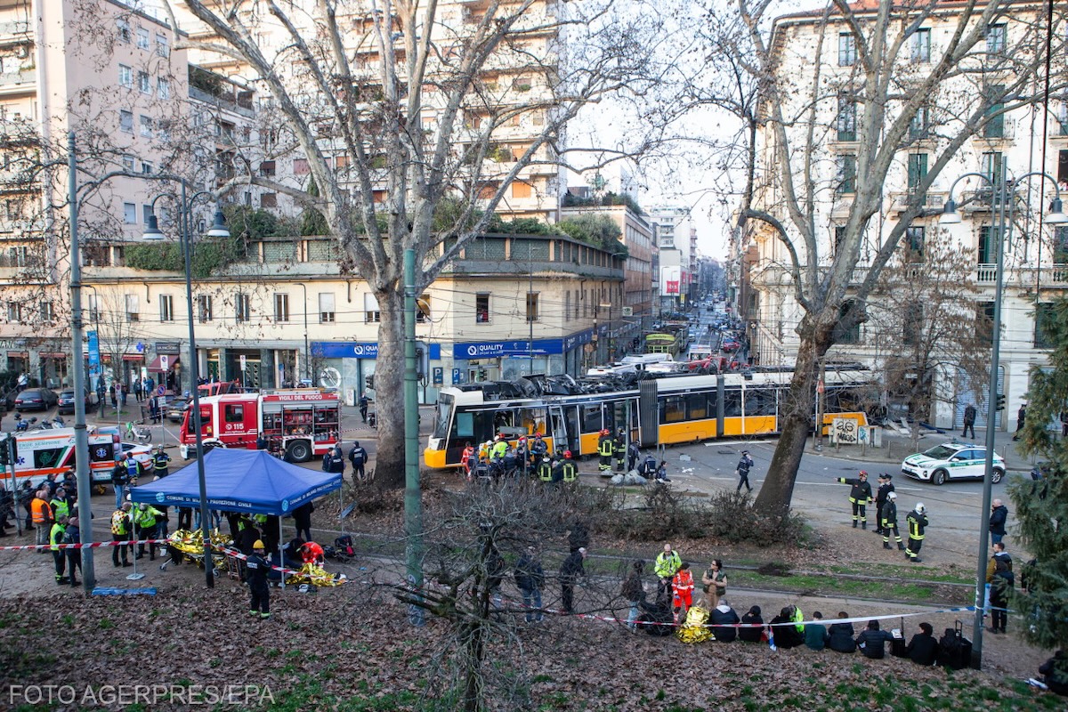 Echipele de urgență inspectează locul accidentului unde un tramvai a deraiat în Milano