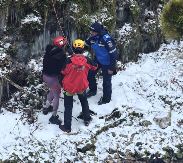 Turişti francezi blocaţi pe o stâncă