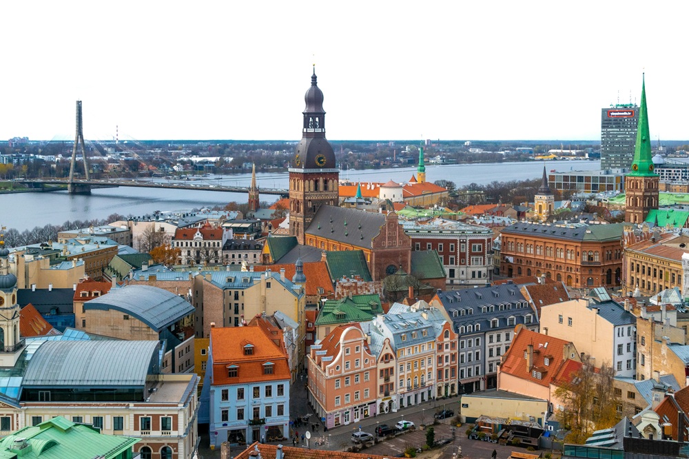 Minivacanța de 1 Mai vine cu o propunere diferită pentru turiștii din Cluj-Napoca și din Transilvania: un city-break direct la Riga