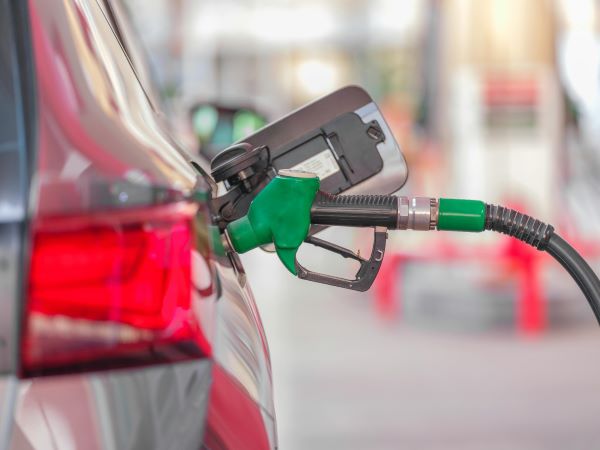 Prețul carburanților s-a dublat în mai puțin de zece ani: șoferii scot mai mulți bani la pompă