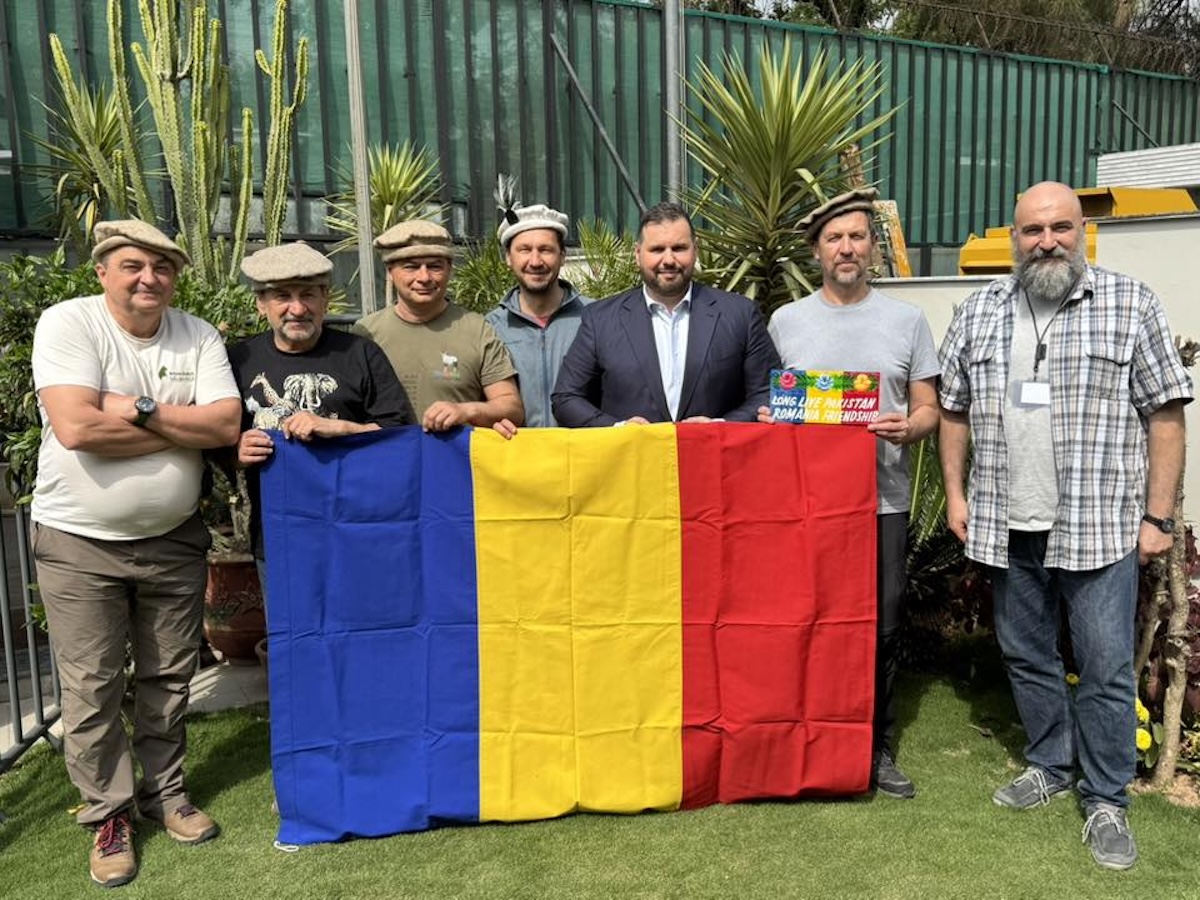 Un clujean și alți patru români