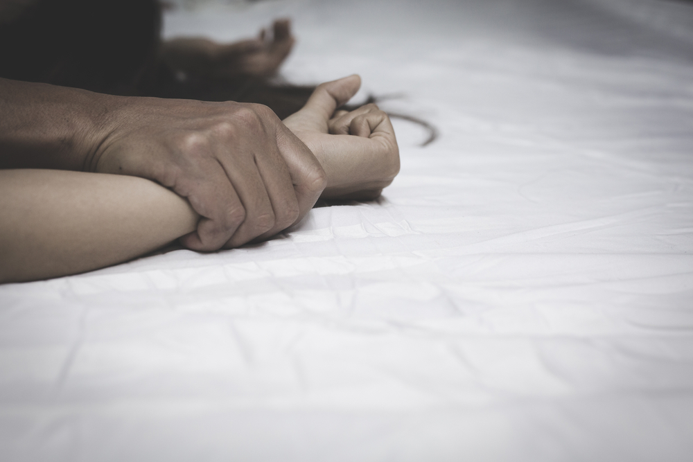 Rețea de exploatare sexuală a două minore provenite dintr-un centru de plasament. Doi inculpați au fost condamnați la pedepse grele