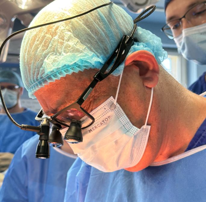 Al 24-lea transplant hepatic la IRGH Cluj și o nouă șansă la viață după o prelevare de organe. Medicii Nadim al Hajjar și Simona Mărgărit