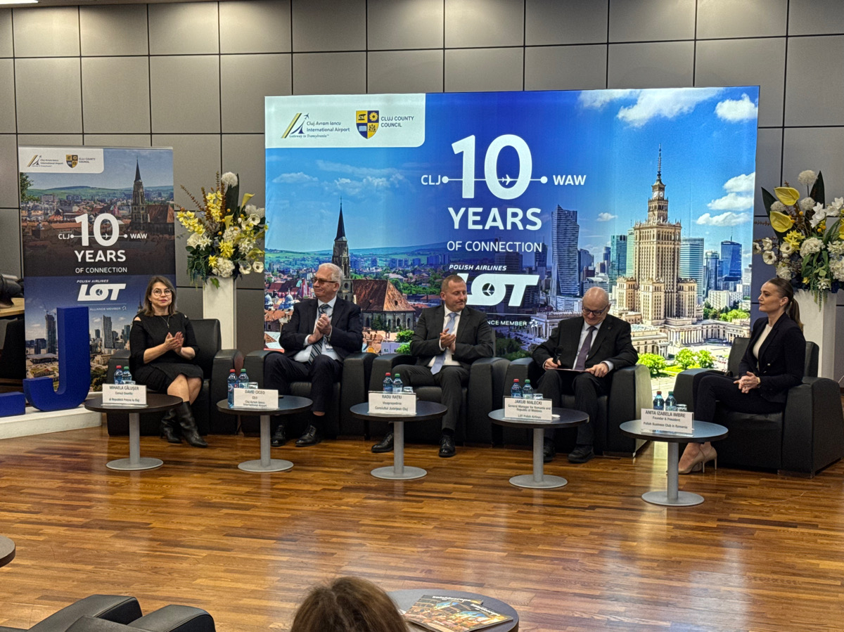 Oficiali ai aeroportului clujean și ai companiei LOT Polish Airlines
