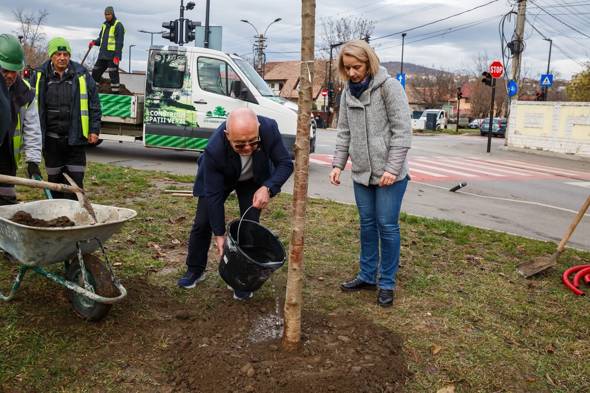 Emil Boc participă la plantarea de arbori  în Cluj-Napoca. | Foto: Facebook Emil Boc