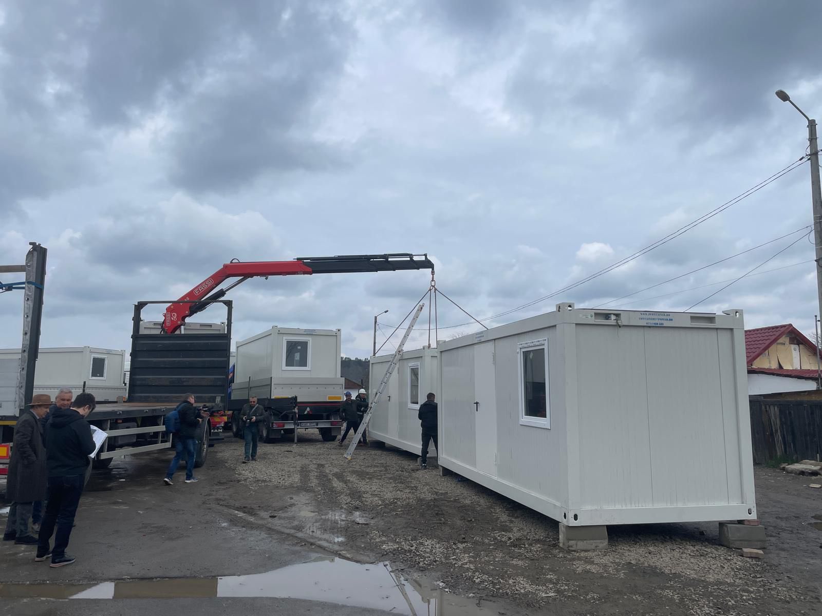 Au sosit primele case de tip container pentru oamenii rămași fără locuințe în Turda | Foto: Instituția Prefectului - Județul Cluj