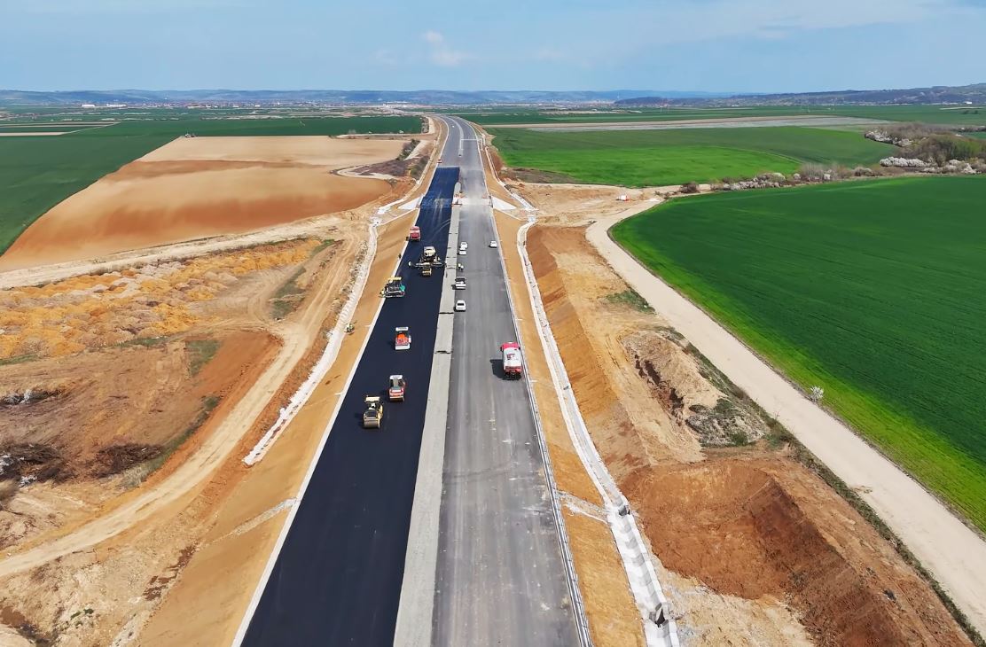 Circulația rutieră pe cei 26 km ai secțiunii Suplacu de Barcău – Chiribiș ar putea fi deschisă la finalul verii. La sfârșitul lui 2026
