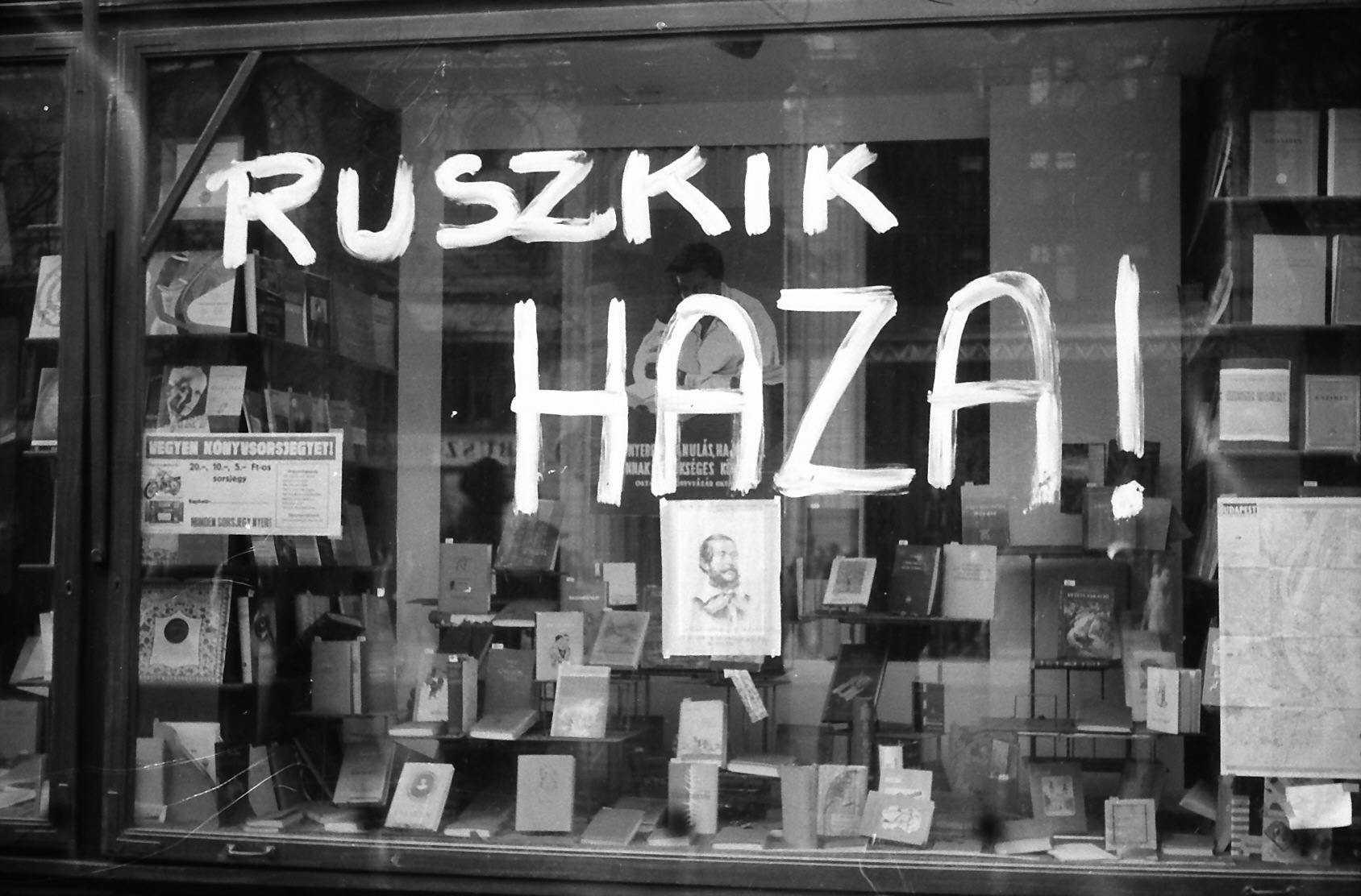 Pe vitrina unei librării din Budapesta