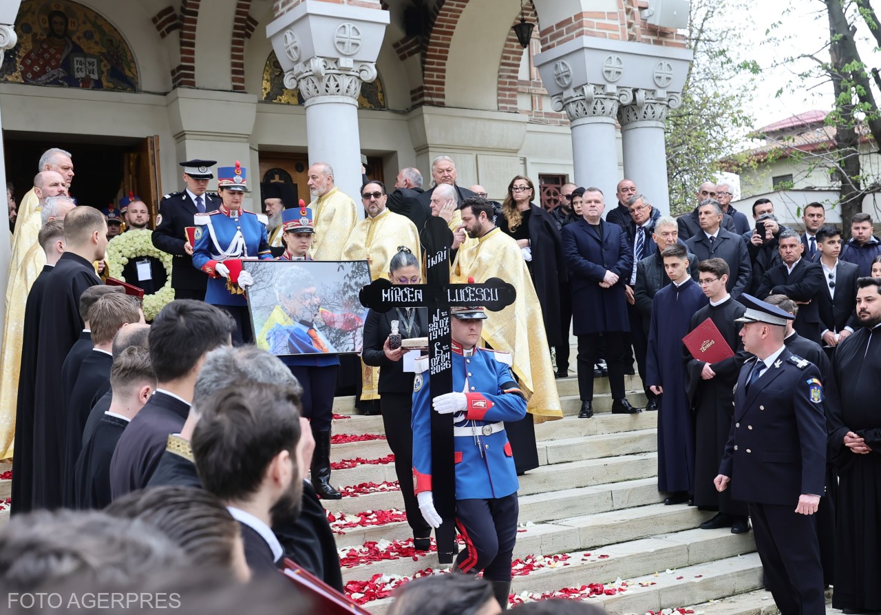Membrii Gărzii de onoare a Jandarmeriei Române au coborat pe umeri sicriul cu trupul neînsuflețit al fostului selecționer al echipei naționale de fotbal a României