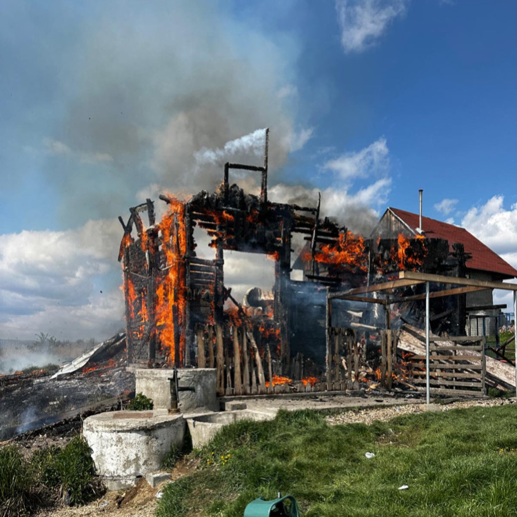 O familie din Câmpia Turzii a rămas fără casă chiar în Vinerea Mare