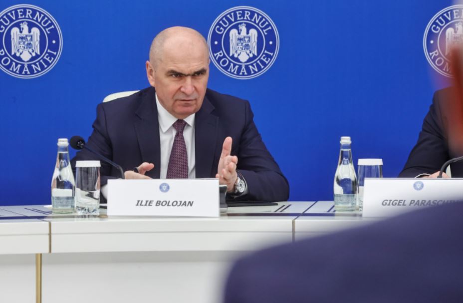Guvernul condus de Ilie Bolojan se pregătește să adopte o măsură cu impact major în sistemul bugetar: interzicerea cumulului pensiei cu salariul în sectorul public. | Foto: gov.ro