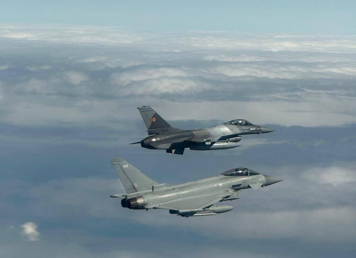 Două avioane F-16