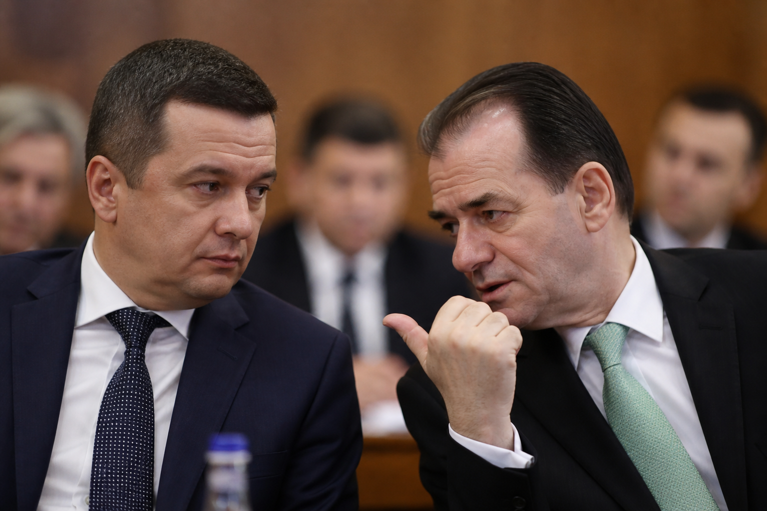 Orban susține că în interiorul PSD ar exista presiuni pentru schimbarea lui Grindeanu și vorbește despre posibile jocuri politice menite să împingă partidul spre o alianță cu AUR. | Imagine generată cu ajutorul AI
