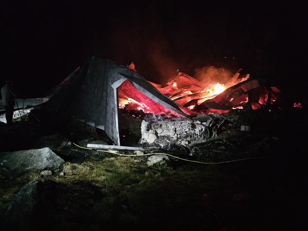 Incendiu devastator în Retezat. Cabana Gențiana a fost mistuită de flăcări / Foto: Salvamont Hunedoara- Facebook