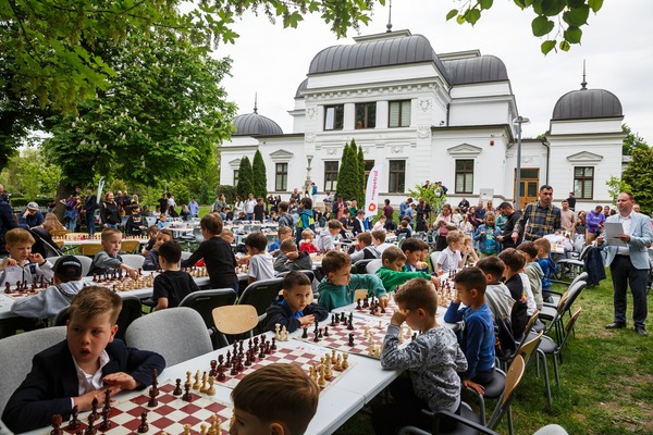 Sportul minții a umplut Parcul Central. Aproape 300 de copii au participat la un concurs de șah în aer liber / Emil Boc- Facebook