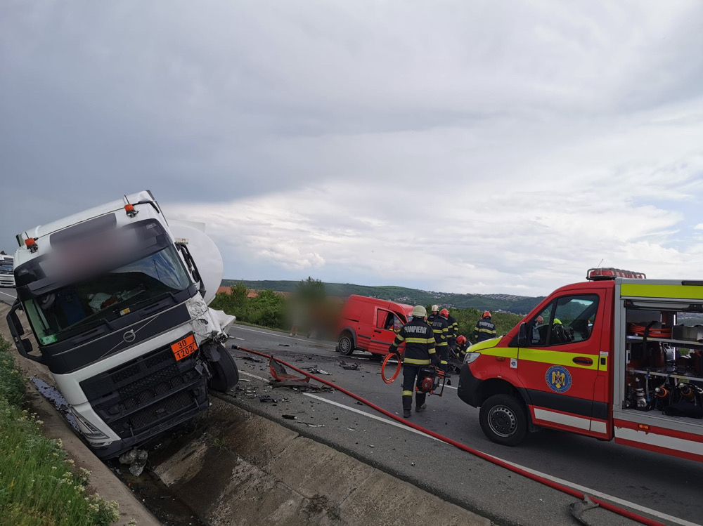 Un bărbat a rămas încarcerat în autoturism și a intrat în stop cardio-respirator. În ciuda manevrelor de resuscitare efectuate de echipajele medicale