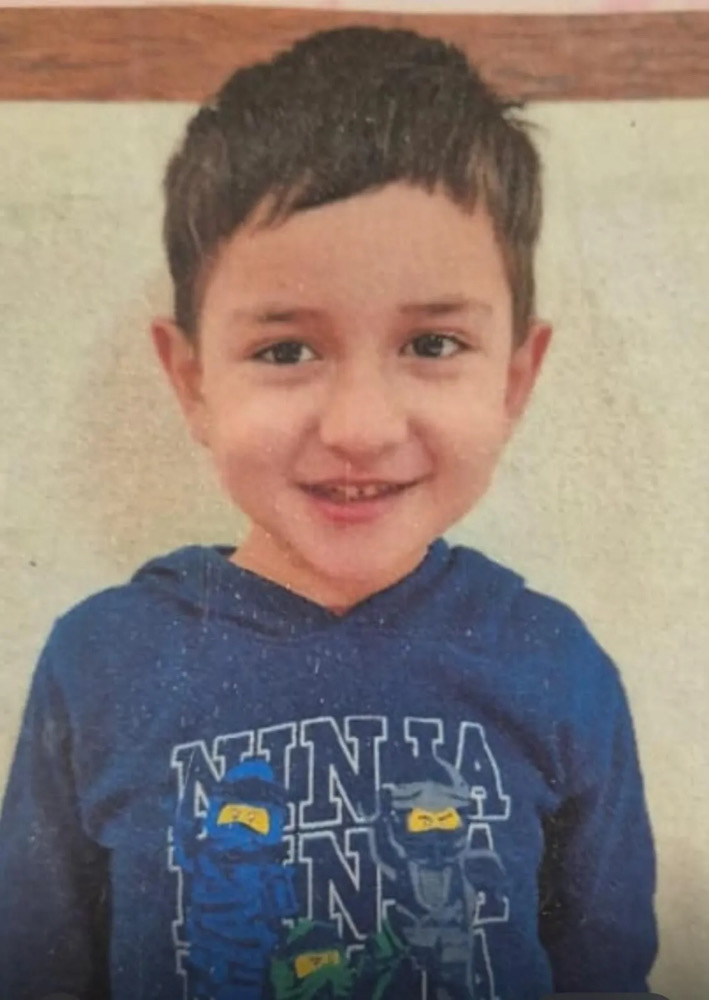 Un băiețel de 5 ani este căutat de forțe impresionante de intervenție