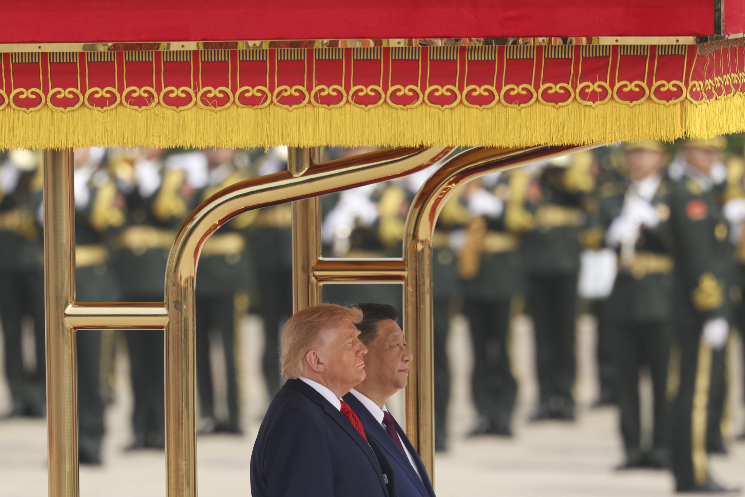 |În imagine: Președintele chinez Xi Jinping participă la o ceremonie de bun venit alături de președintele american Donald Trump la Marea Sală a Poporului din Beijing