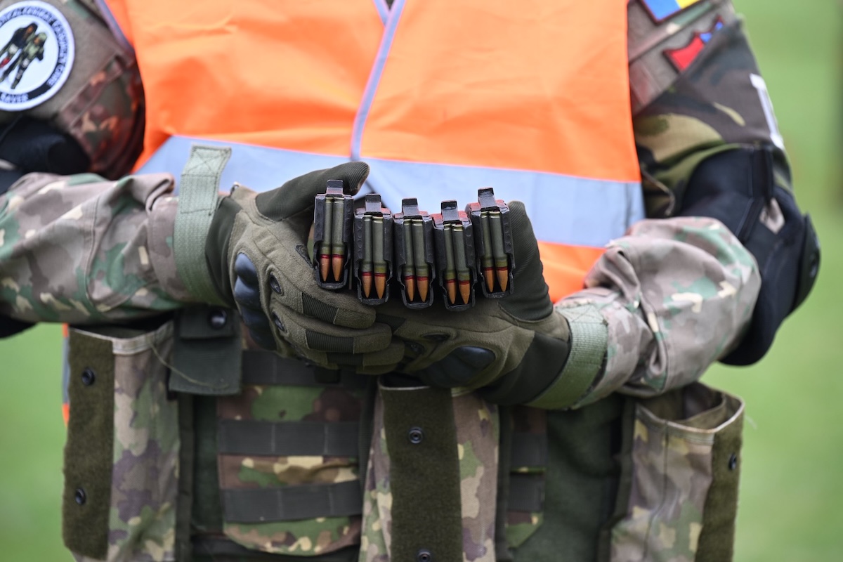 Banii de la Pilonul II de pensii vor putea fi investiți în industria de armament | Foto: Facebook