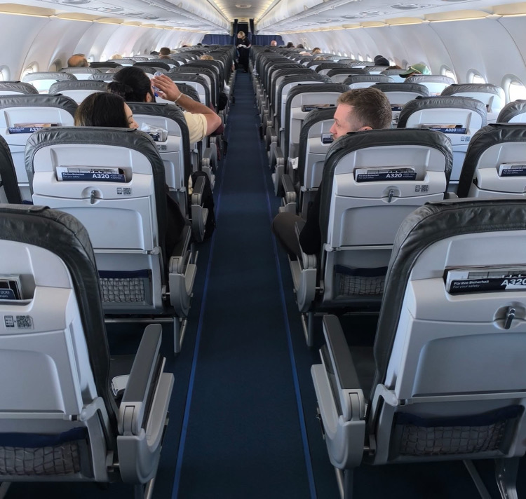 Un pasager care a zburat în ultimele zile pe ruta Oradea – Munchen susține că aeronavele Lufthansa au avut un grad de ocupare de sub 30%. | Foto: Facebook -Liviu Sav