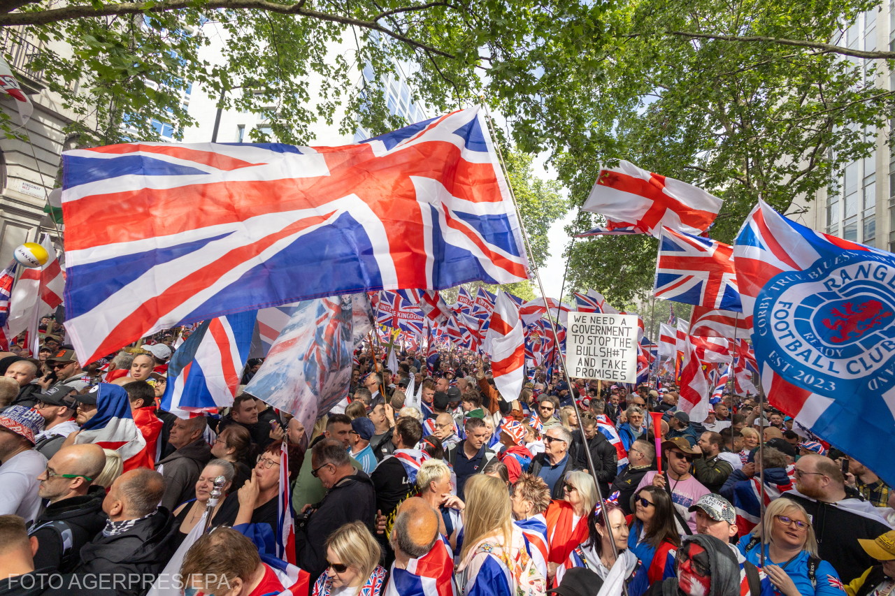 Oamenii se adună în Kingsway înaintea mitingului „Uniți Regatul” la Londra