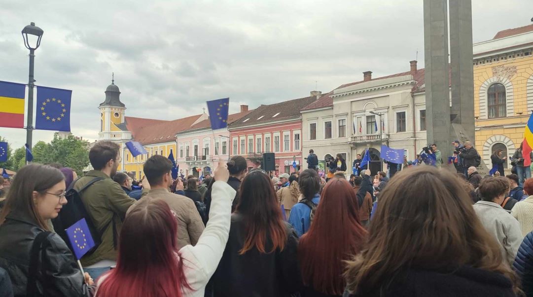 Sute de clujeni au ieșit în centrul municipiului Cluj-Napoca pentru a transmite un mesaj pro-european ferm