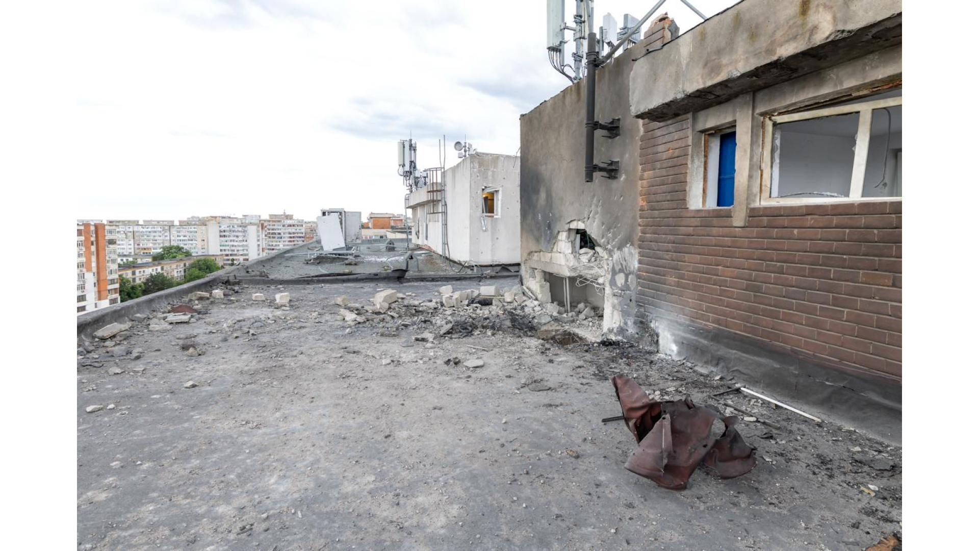 O dronă rusească s-a prăbușit pe acoperișul unui bloc din Galați  | Foto: presidency.ro