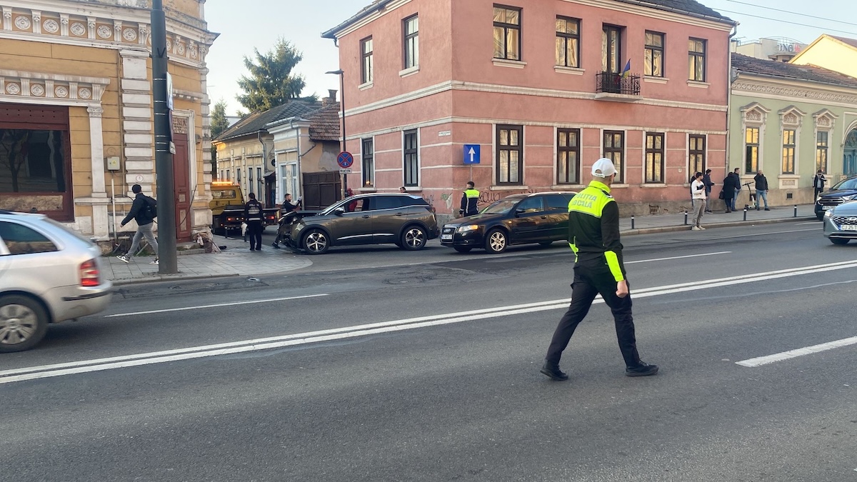 Biciclist transportat la spital după un accident pe una dintre cele mai circulate artere din Cluj-Napoca | Foto: ISU Cluj /  imagine ilustrativă