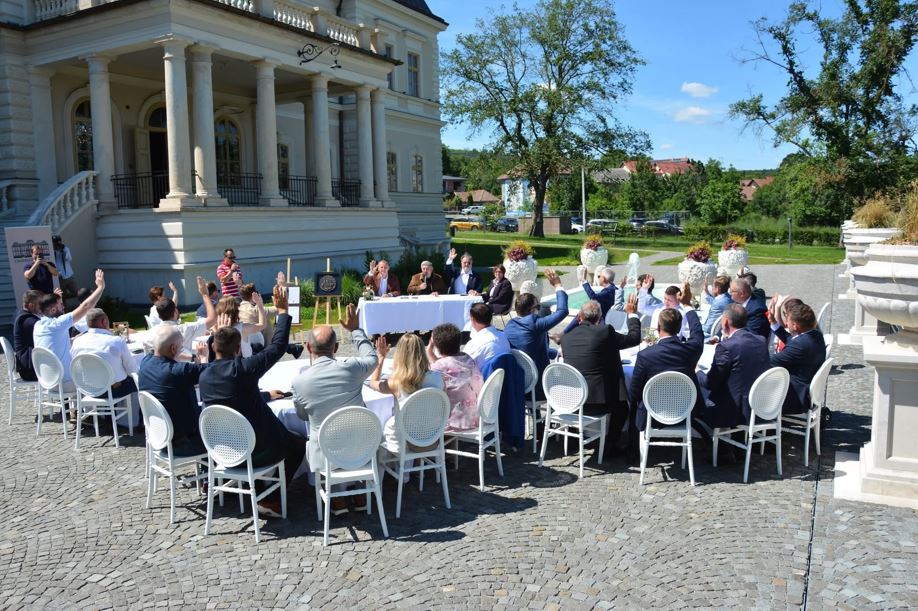 Ședință inedită a Consiliului Județean Cluj la Castelul Banffy din Răscruci: Contravaloarea premiului european