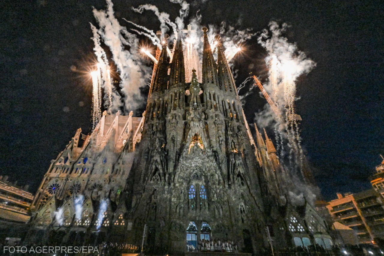 Focuri de artificii în fața bazilicii Sagrada Familia după o Liturghie oficiată de Papa Leon al XIV-lea la Barcelona