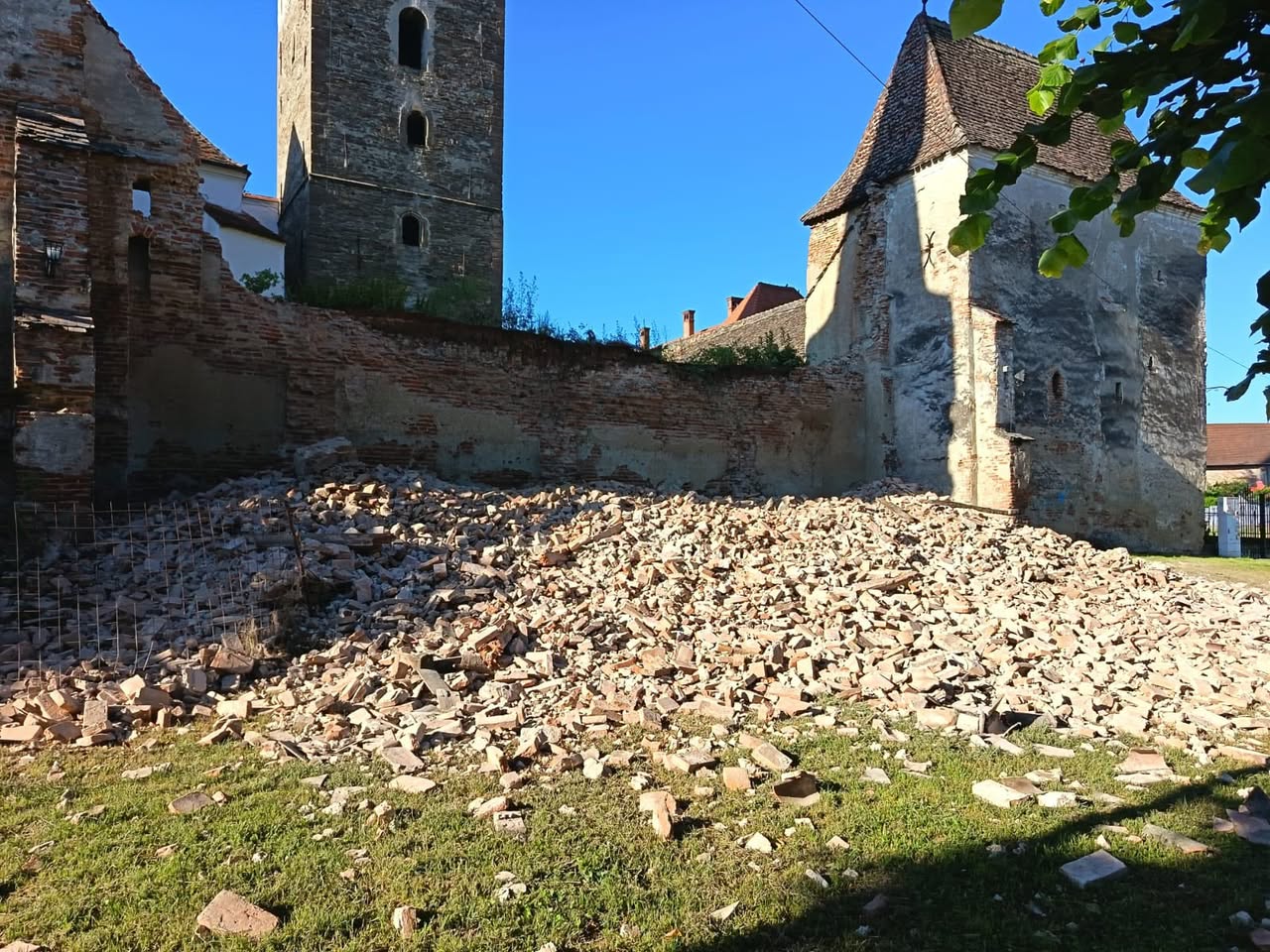 O porțiune a zidului de incintă al Bisericii Fortificate din Moșna