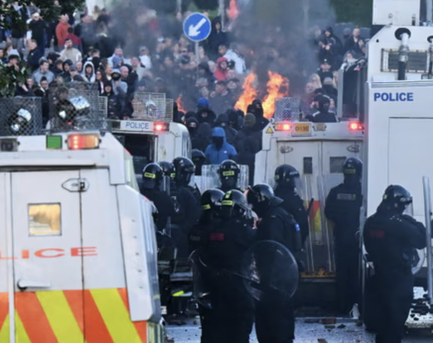 Violențele care au zguduit recent orașele Belfast și Southampton au readus în prim-plan tensiunile legate de imigrație