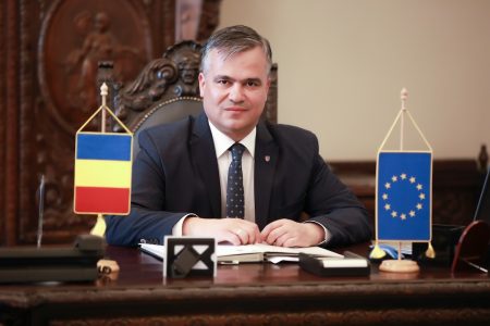 Desemnarea liberalului Adrian Veștea pentru funcția de prim-ministru de către președintele Nicușor Dan a declanșat un nou conflict politic. | Foto: CJ Brașov