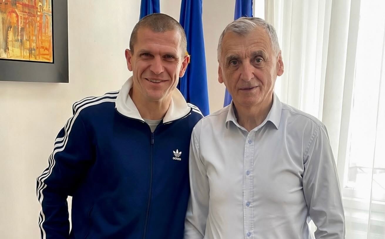 Alex Bourceanu (stânga) și primarul Dejului