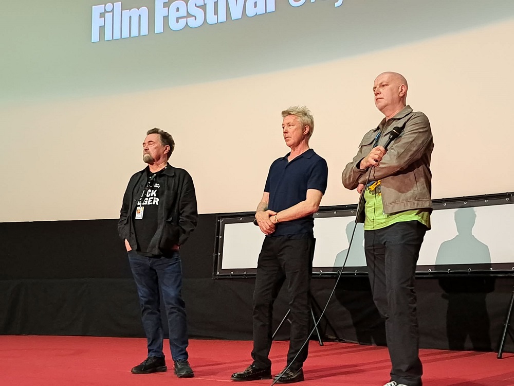 Producătorul Marek Nowowiejski (stânga) și actorul Aidan Gillen (mijloc)