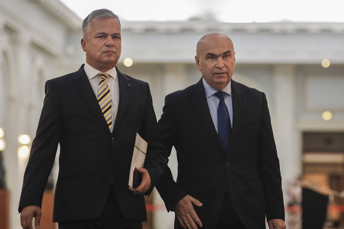 Adrian Veștea (stânga) fotografiat alături de Ilie Bolojan (dreapta) în 28 iunie 2025