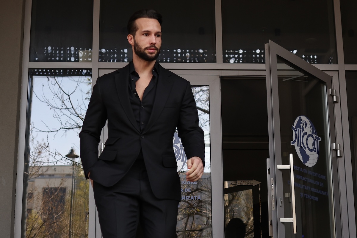 Tristan Tate părăsește sediul DIICOT din București. Fotografie realizată în 10 aprilie 2023 | Foto: Sabin Cirstoveanu / Inquam Photos