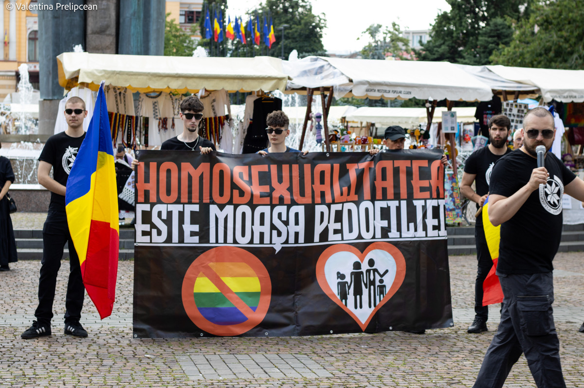 Participanții la „Mitingul pentru Familie” au afișat pancarte și steaguri tricolore în fața Catedralei Mitropolitane din Cluj-Napoca. | Valentina Prelipcean / monitorulcj.ro