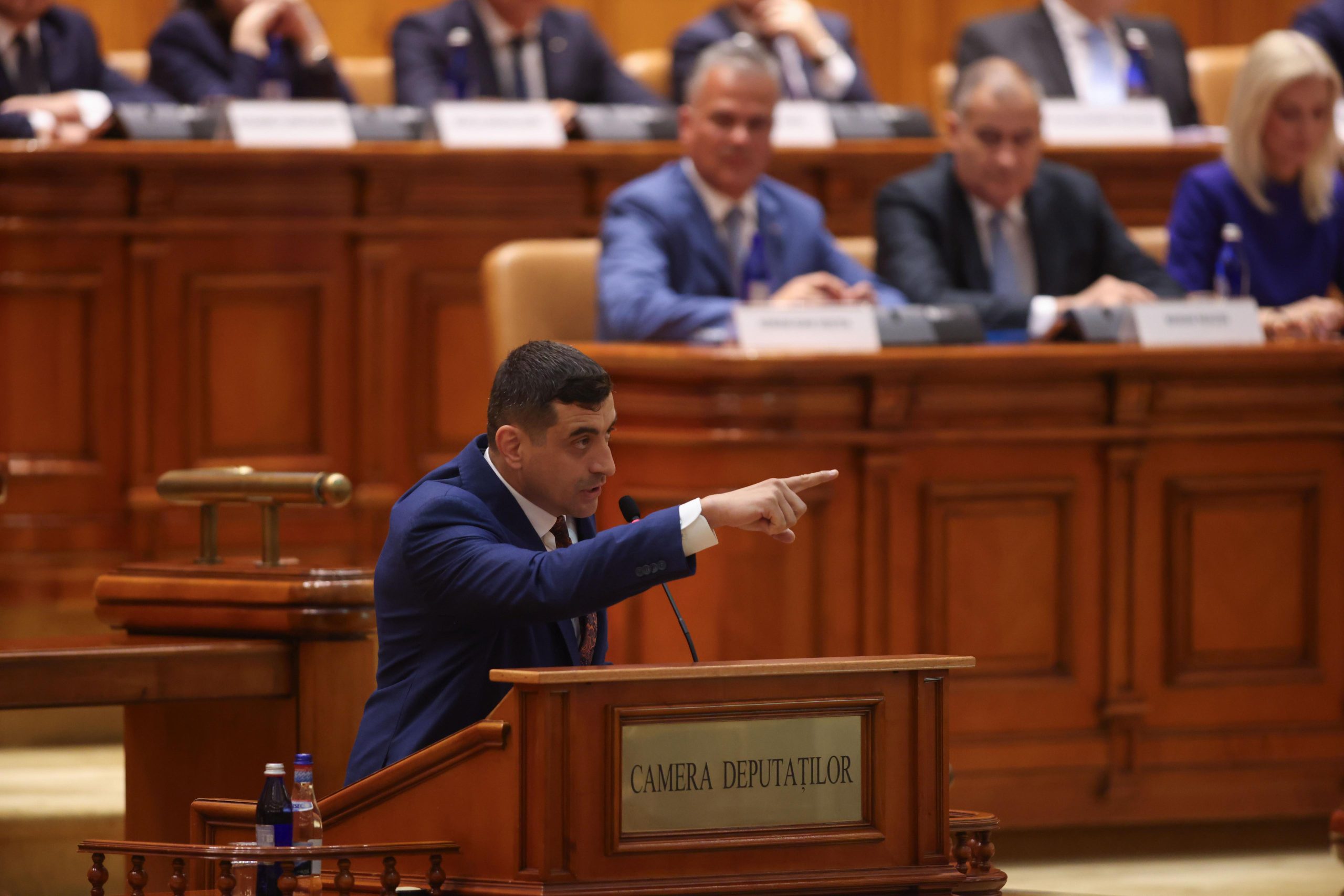 Ședinta comună a camerelor Parlamentului pentru dezbaterea și votarea guvernului Adrian Veștea