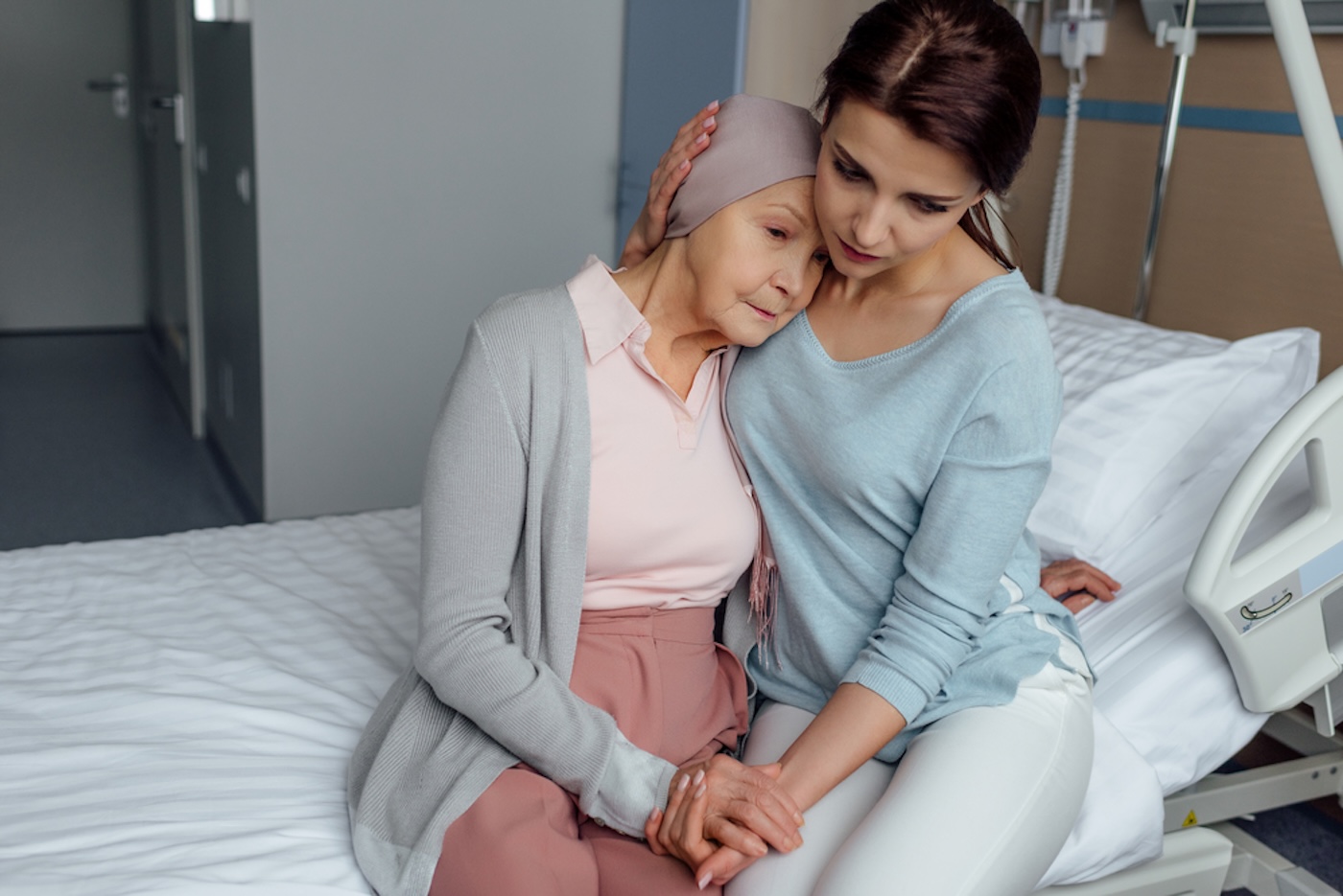 Însoțitorii pacienților oncologici ar putea beneficia de concediu și indemnizație pe durata investigațiilor medicale | Foto: DepositPhotos.com