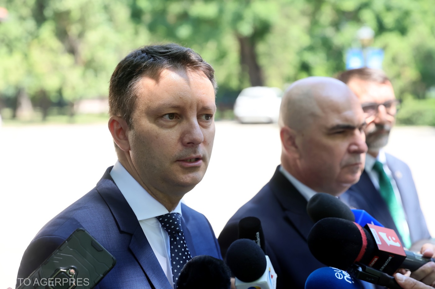Siegfried Mureșan știe care sunt urgențele României. Europarlamentarul Siegfried Mureșan (stânga) susține o conferință comună de presă
