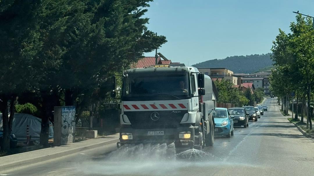 Primăria Florești a început să ude principalele străzi și artere intens circulate din comună pentru a reduce efectele caniculei.  | Foto: Facebook - Bodgan Pivariu