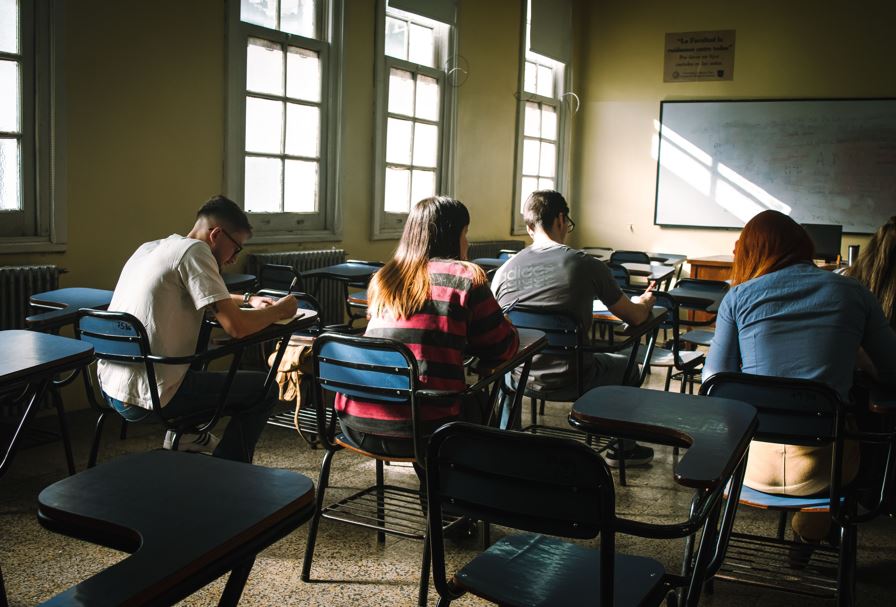Ministerul Educației și Cercetării a amânat cu o zi proba scrisă obligatorie a profilului din cadrul examenului național de Bacalaureat 2026