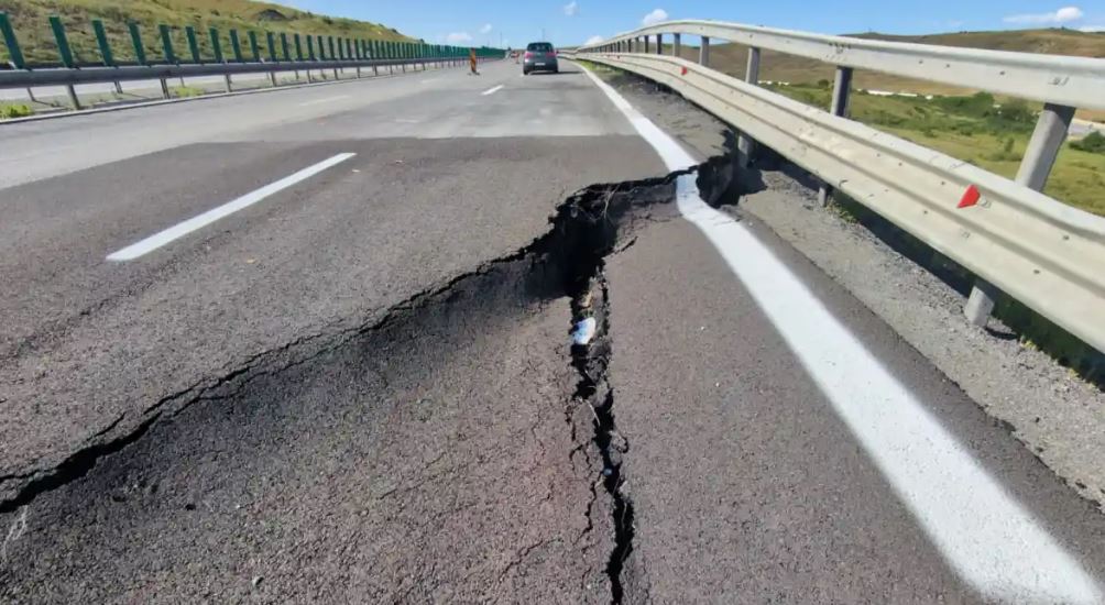 O nouă surpare de teren pe Autostrada Sebeș-Turda: se circulă pe o singură bandă. DRDP Cluj anunță intervenții de urgență.|Foto: Ziarul Unirea