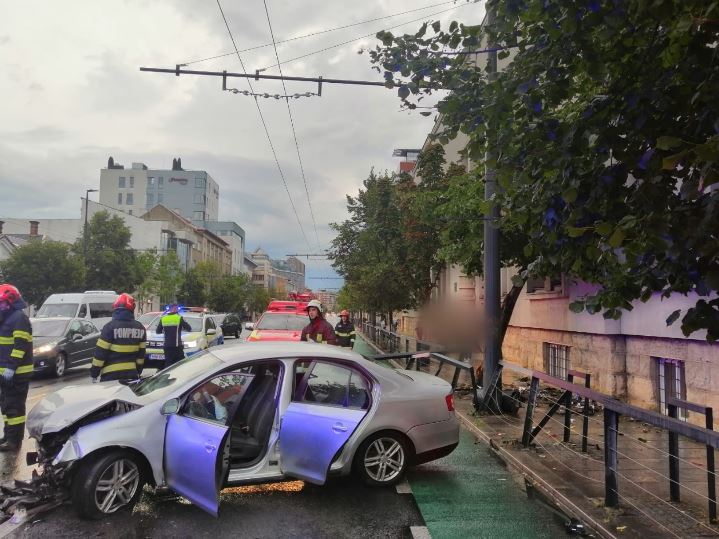 Accident rutier grav pe Bulevardul 21 Decembrie 1989: Victimă cu multiple traumatisme