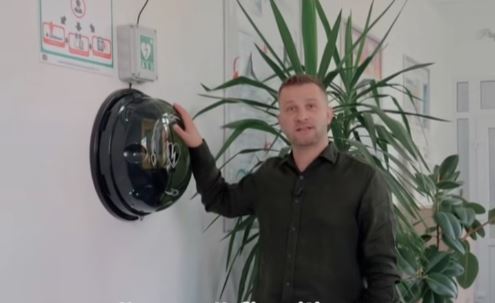 Rețea extinsă de defibrilatoare publice în zone intens circulate din Florești. Primarul Bogdan Pivariu: „Pot face diferența dintre o tragedie și o viață salvată”.|Foto: Bogdan Pivariu - Facebook